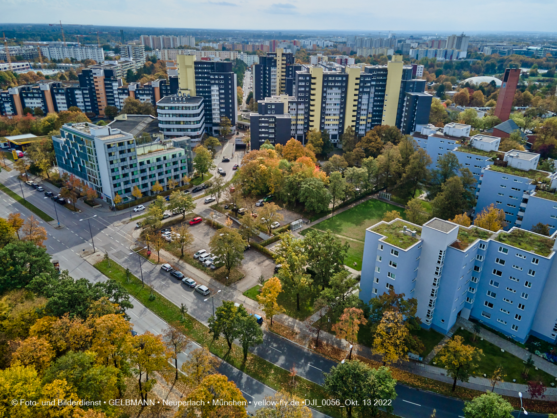 13.10.2022 - Das Marx-Zentrum und Wohnanlage Karl-Marx-Ring 52-62 in Neuperlach